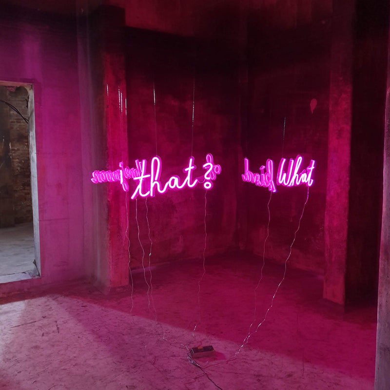 Pink neontekst ophængt i et forladt rum