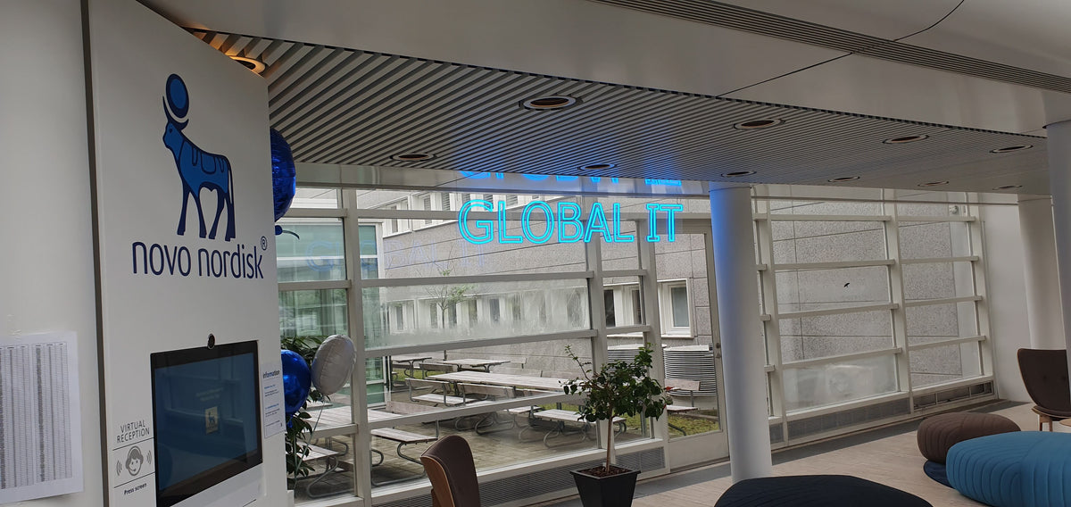 Blåt neonskilt med GLOBAL IT hos Novo Nordisk