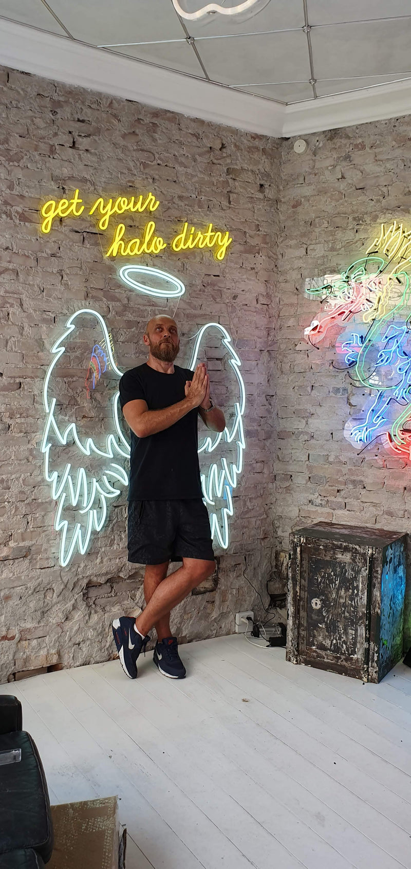 Neonvinger og glorie med teksten get your halo dirty