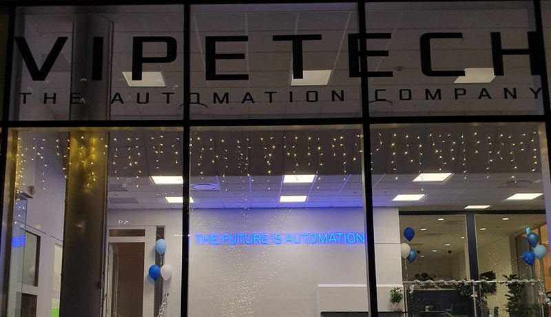 Blå neontekst med THE FUTURE IS AUTOMATION hos Vipetech