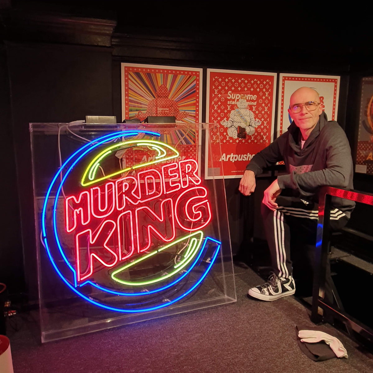 Neonværket Murder King i en plexiglaskasse