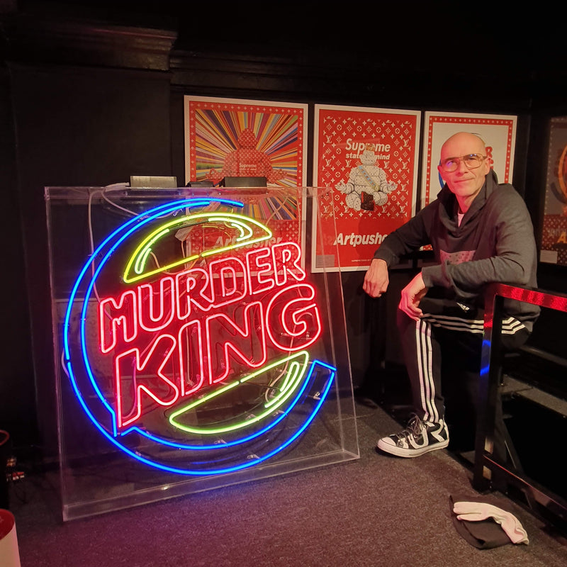 Neonværket Murder King i en plexiglaskasse